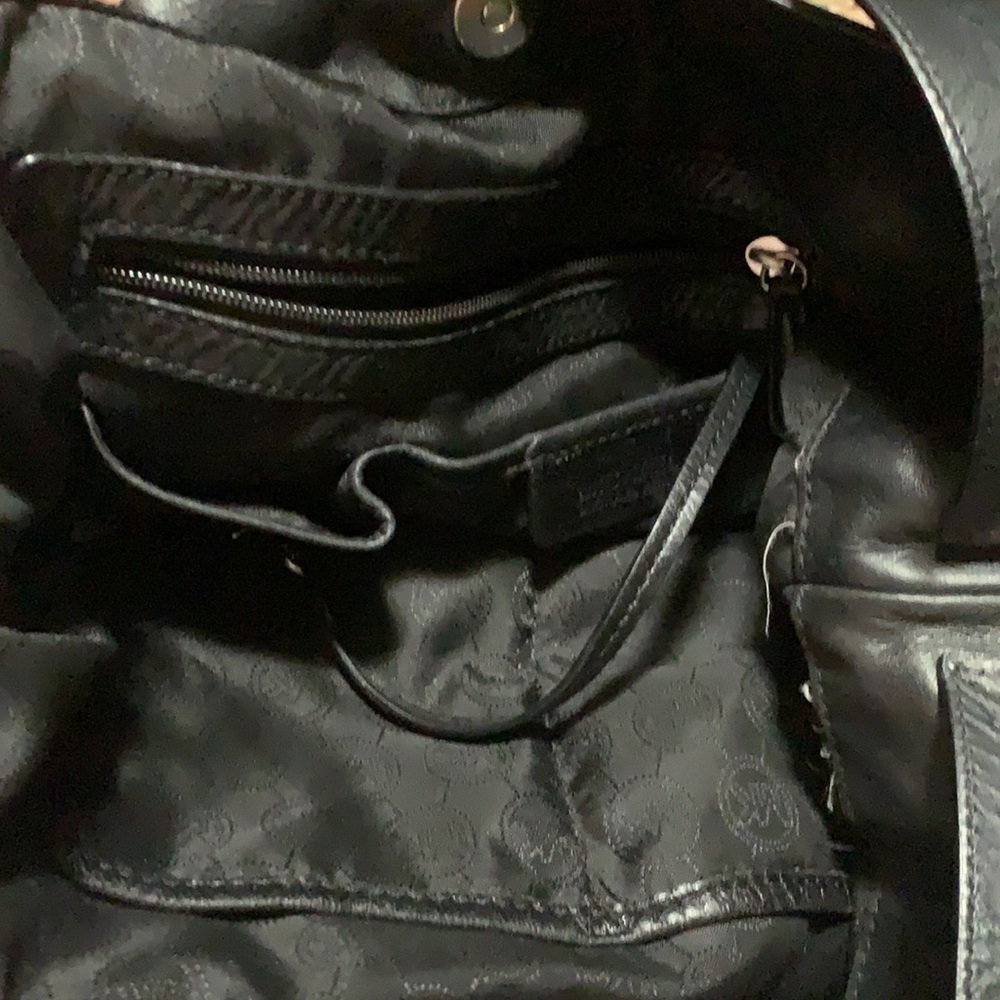 Elegant MICHAEL KORS Black Leather Shoulder Bag - Picture 4 of 7